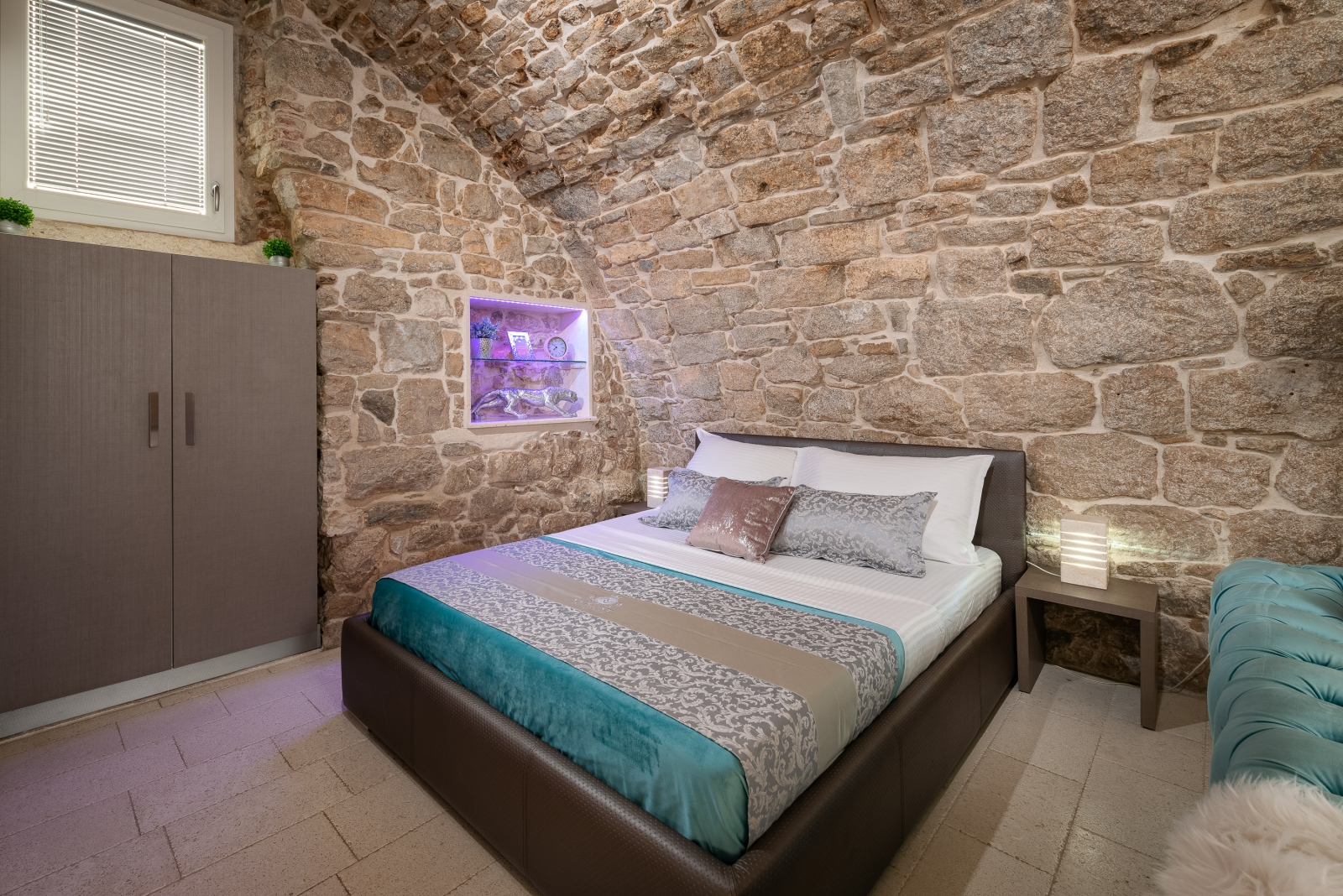 apartment volat, bed